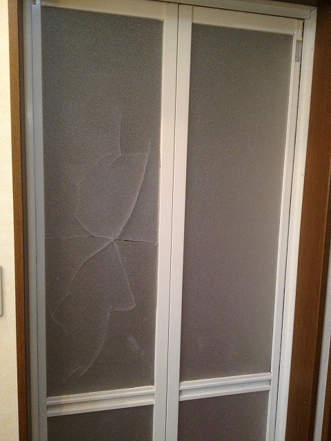 名古屋でお風呂場扉 浴室ドアのアクリル交換 修理は ガラパゴス